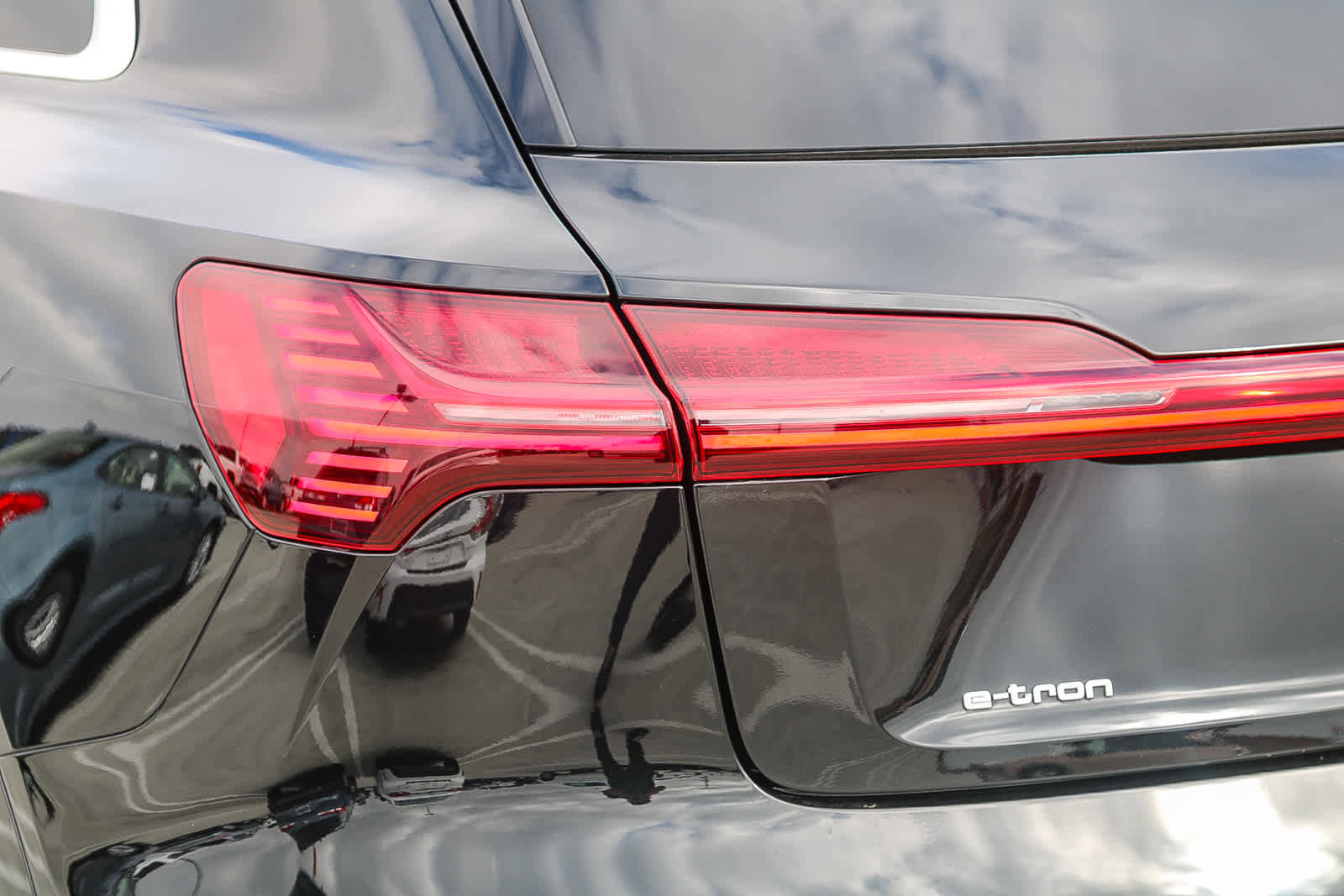 Used 2022 Audi e-tron Premium Plus w/ Premium Plus Package image 9