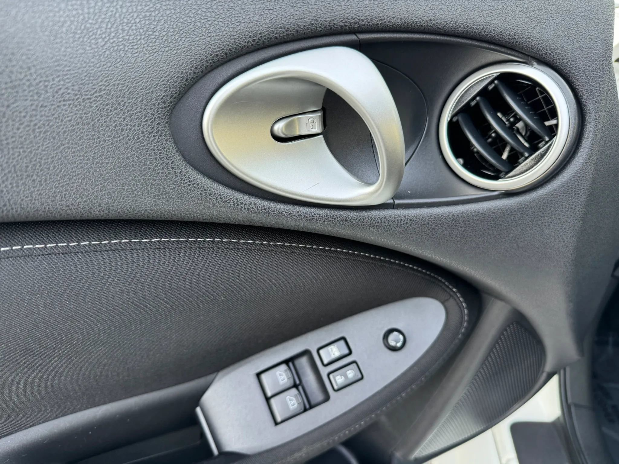 Used 2015 Nissan 370Z Roadster RWD image 36