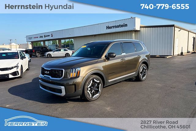 Used 2024 Kia Telluride EX w/ EX Captain's Chair Package AWD/4WD image 3