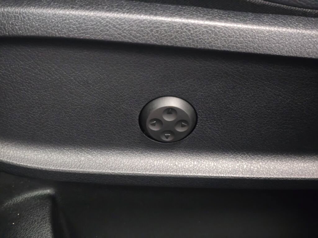 Used 2025 Mercedes-Benz GLB 250 4MATIC image 33