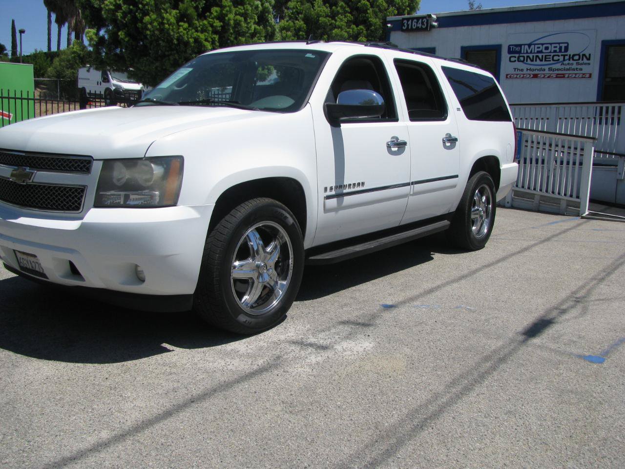 Used 2009 Chevrolet Suburban LTZ RWD image 2