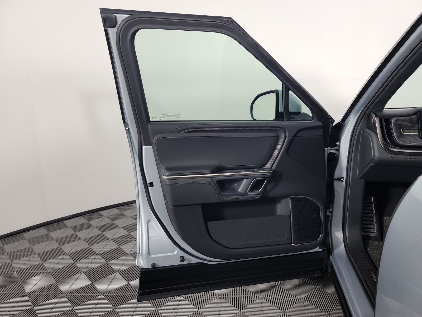 Used 2024 Rivian R1S Adventure AWD/4WD image 16