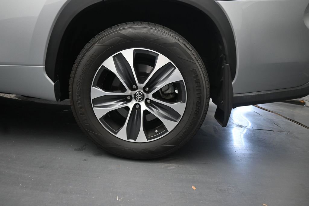 Used 2022 Toyota Highlander XLE AWD/4WD image 13