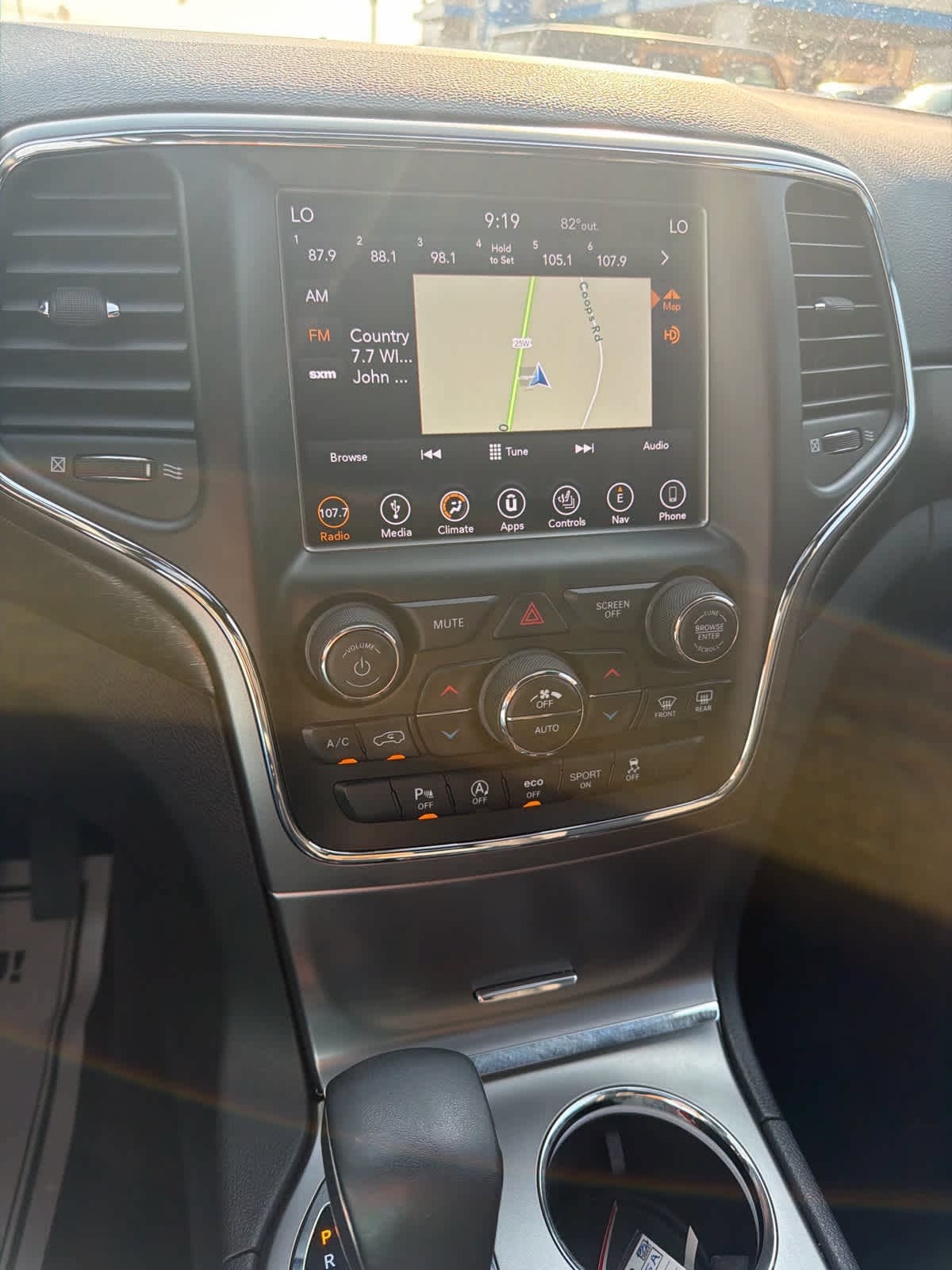 Used 2018 Jeep Grand Cherokee Laredo AWD/4WD image 10