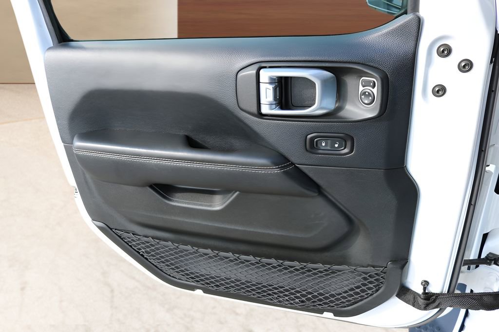 Used 2018 Jeep Wrangler Unlimited Sahara AWD/4WD image 11
