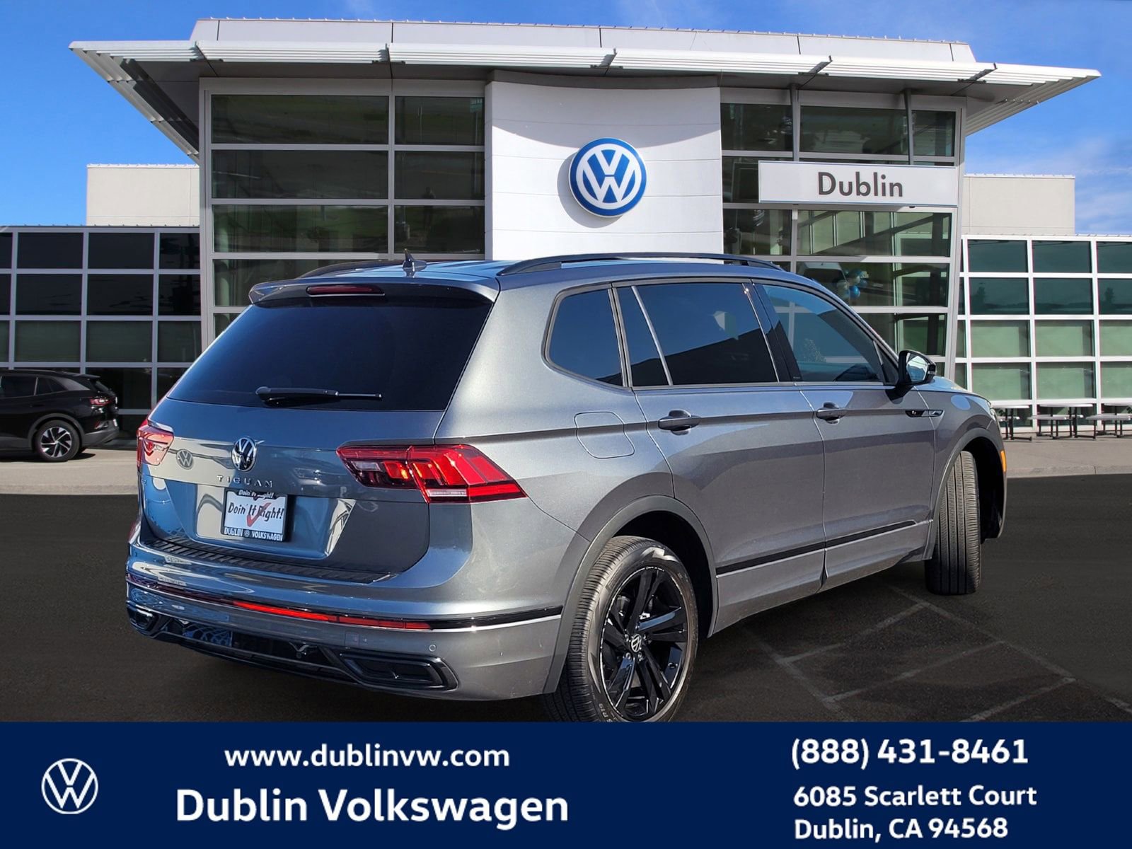 Used 2023 Volkswagen Tiguan SE R-Line image 3