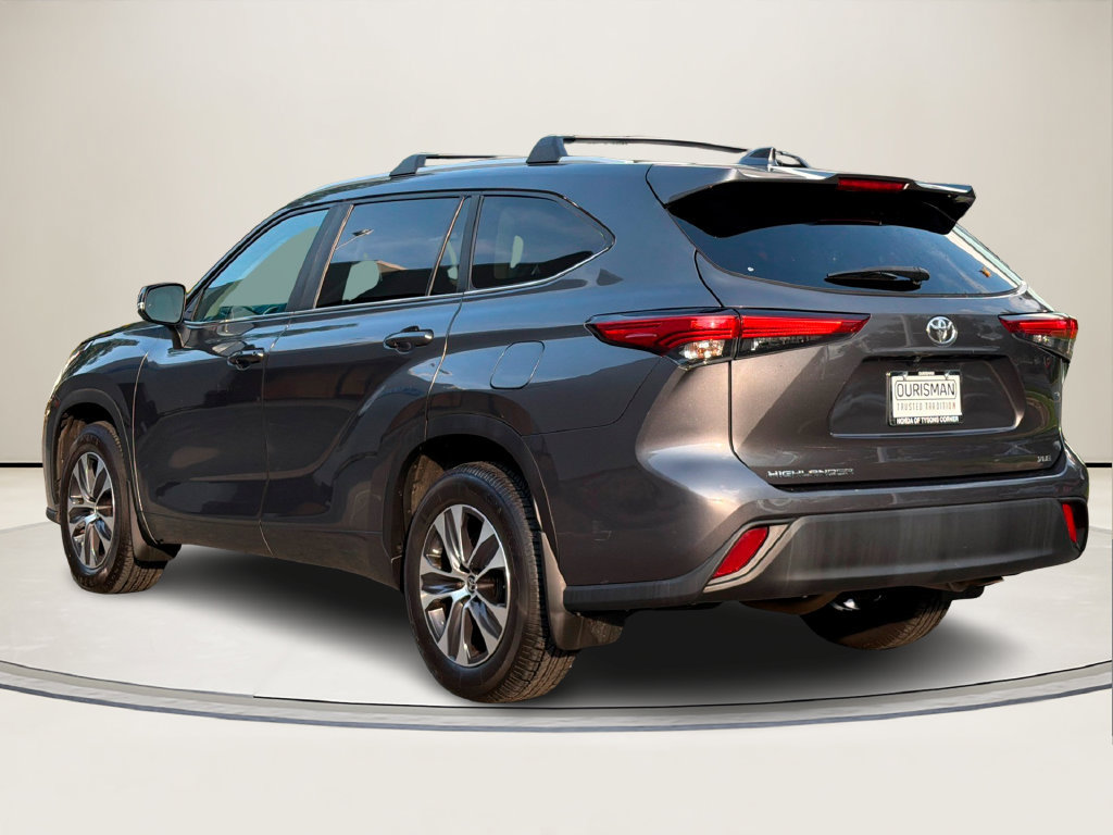 Used 2023 Toyota Highlander XLE FWD image 3