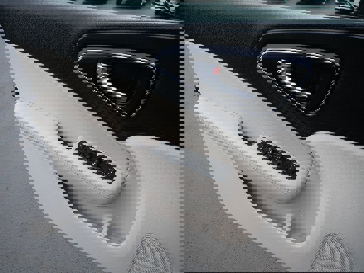 Used 2015 Chrysler 200 Limited w/ Convenience Group image 14