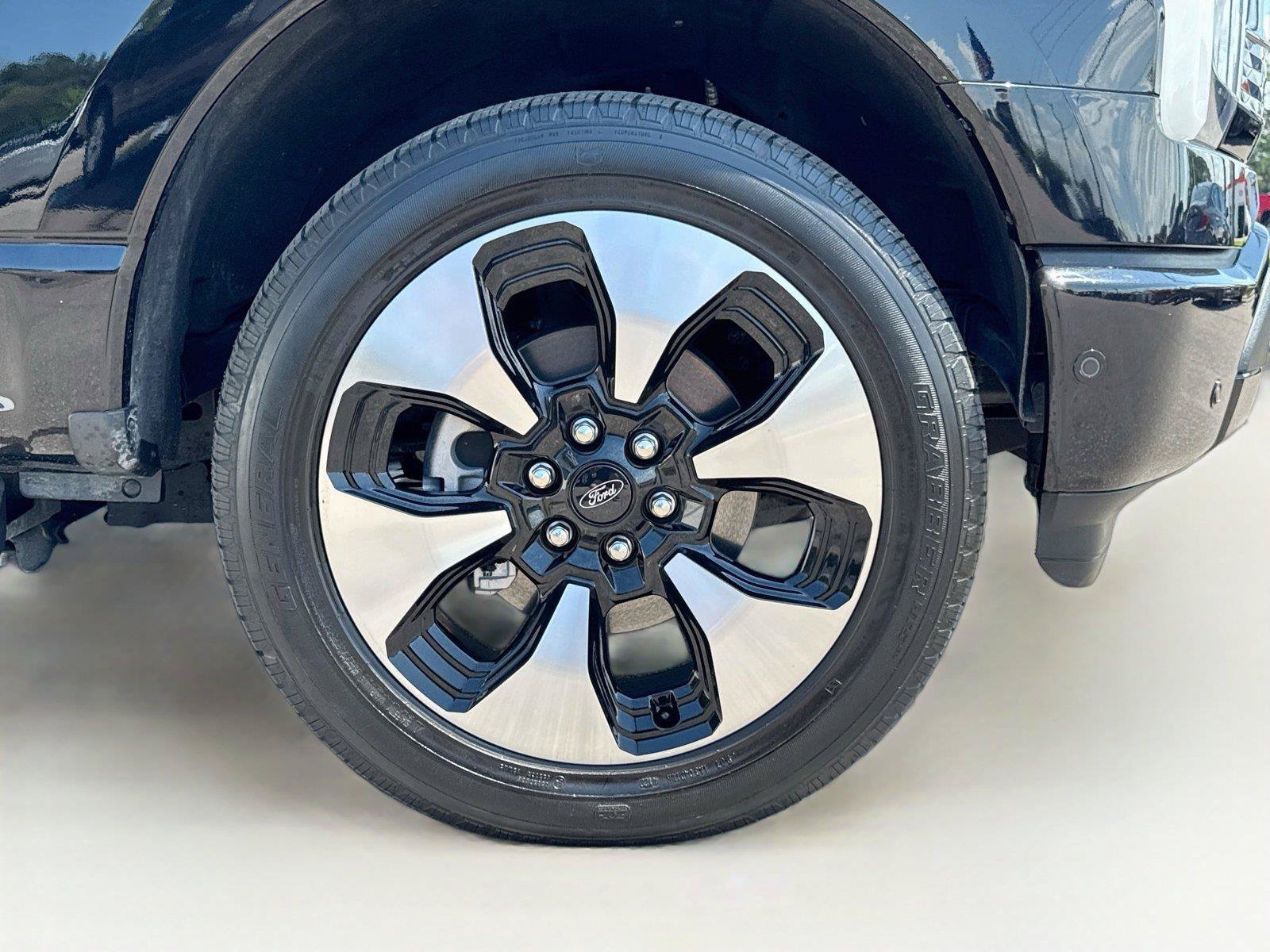 Used 2023 Ford F150 Lightning Platinum AWD/4WD image 34