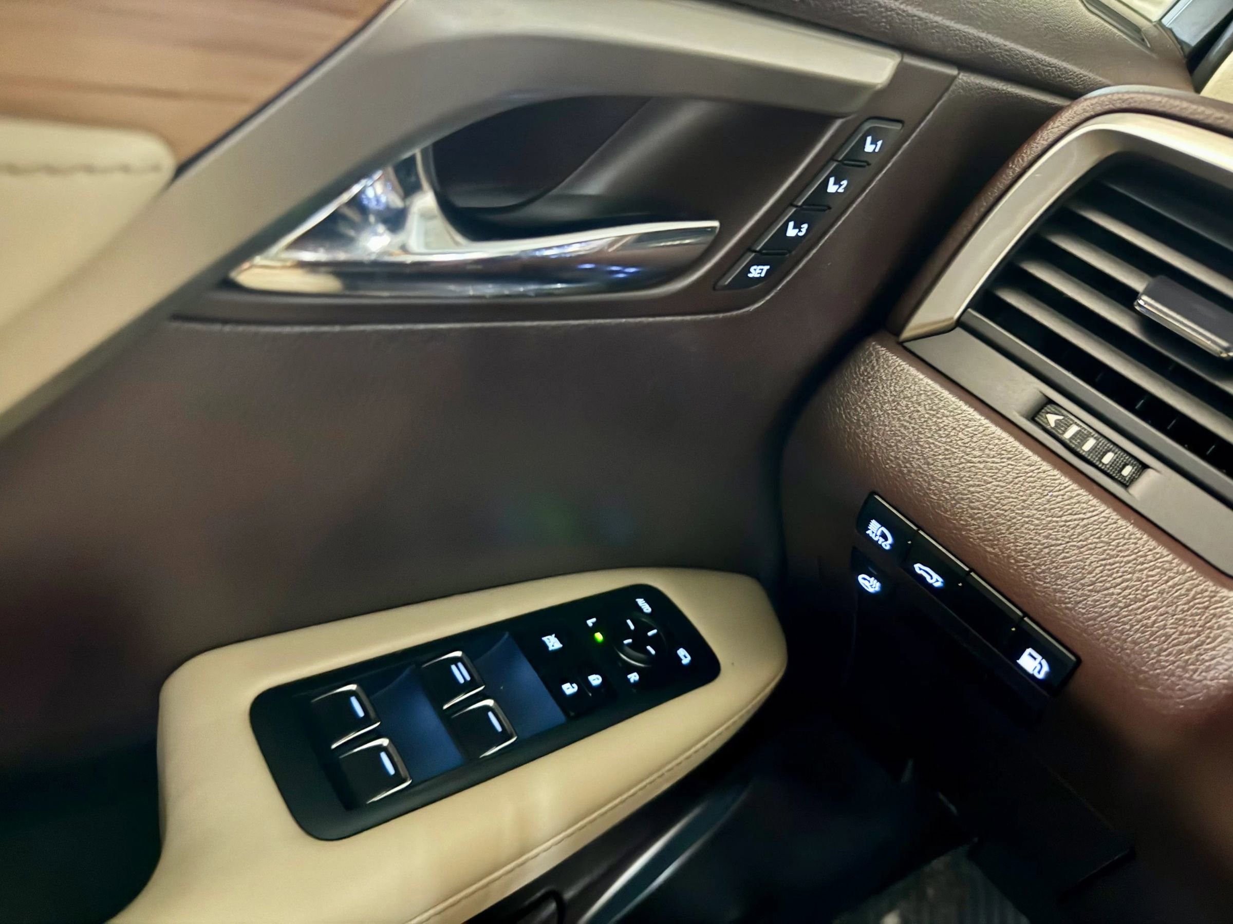 Used 2020 Lexus RX 450hL AWD w/ Premium Package image 17