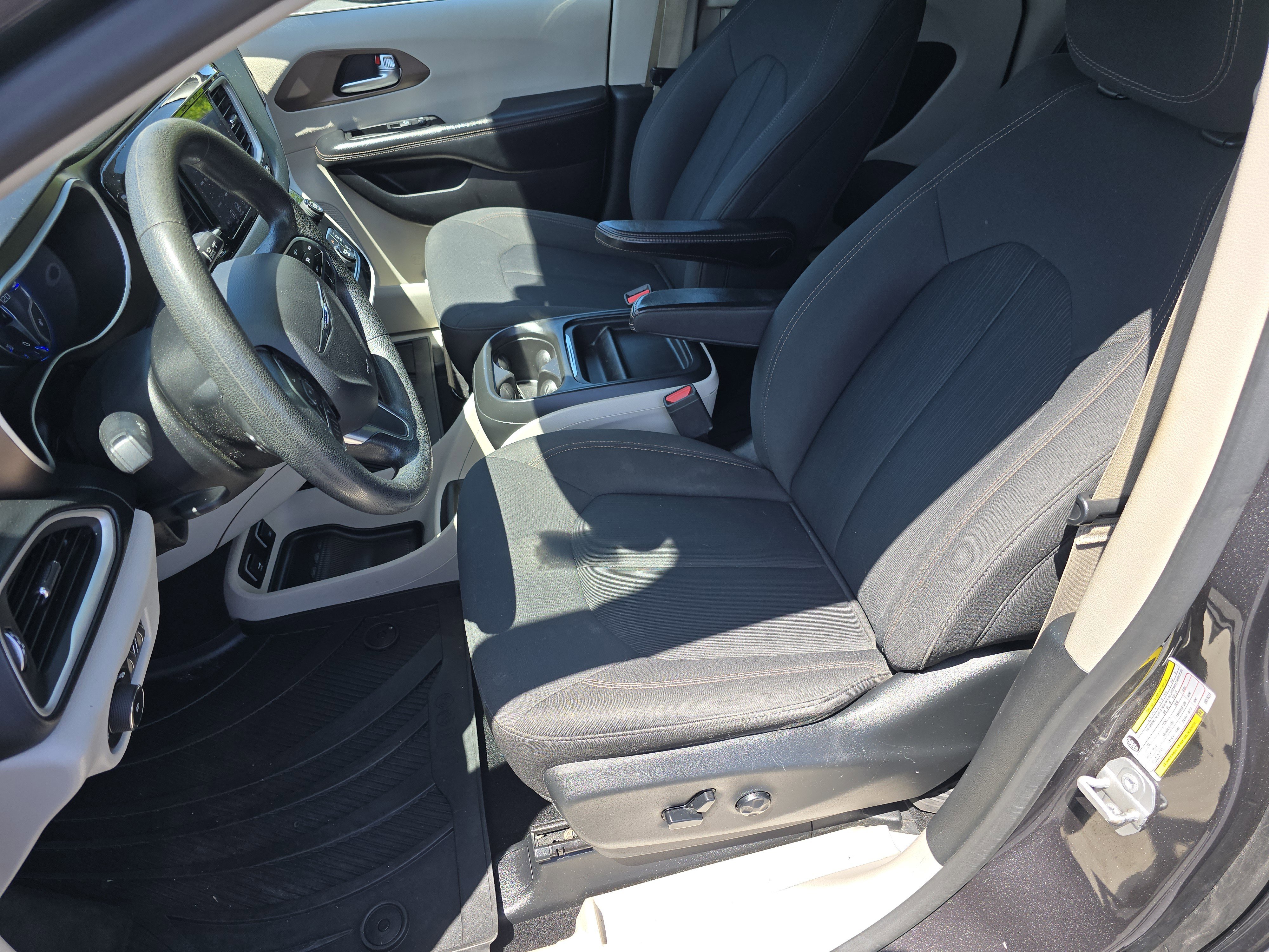 Used 2019 Chrysler Pacifica Touring Plus w/ Tire & Wheel Group FWD image 26