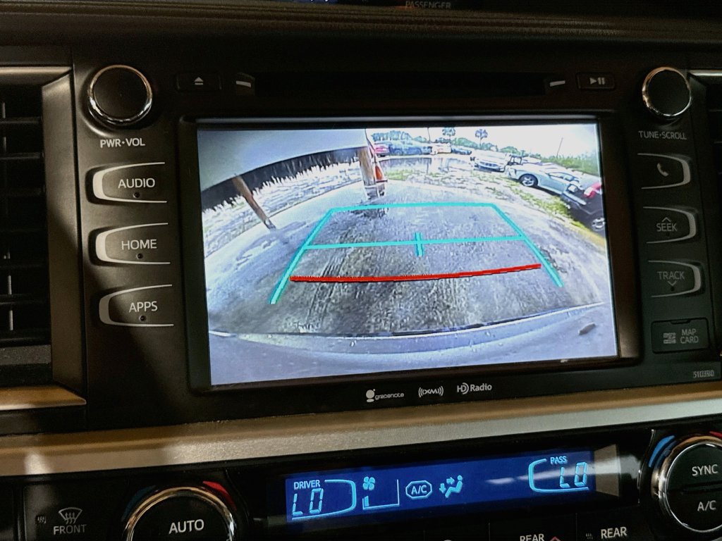 Used 2019 Toyota Highlander XLE FWD image 14