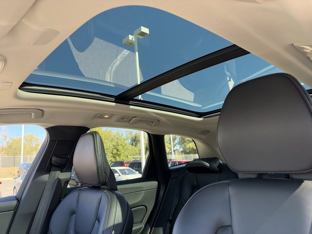 Used 2022 Volvo XC60 B6 Inscription w/ Protection Package Premier AWD/4WD image 31
