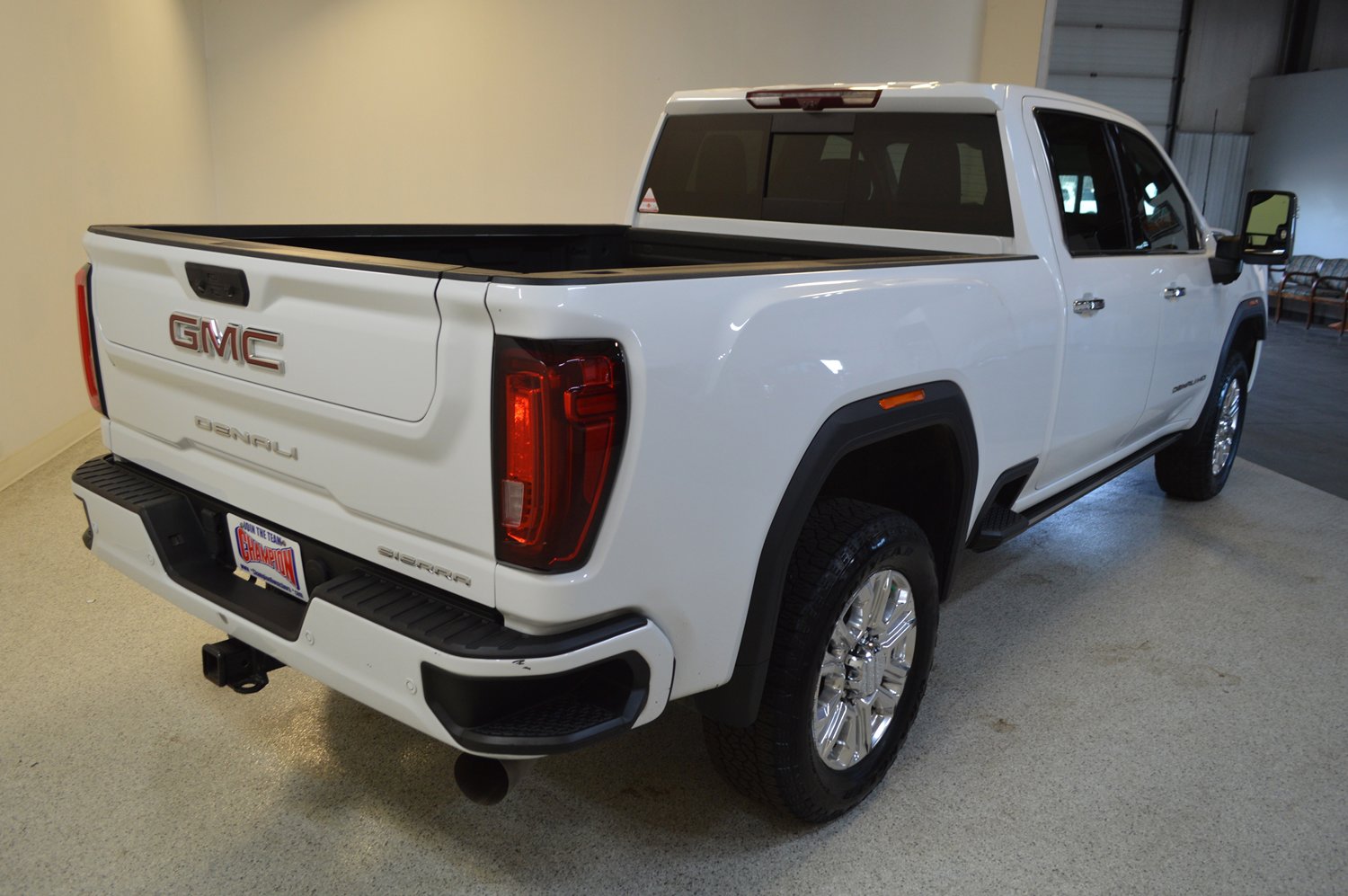 Used 2023 GMC Sierra 2500 Denali w/ Denali Ultimate Package image 3