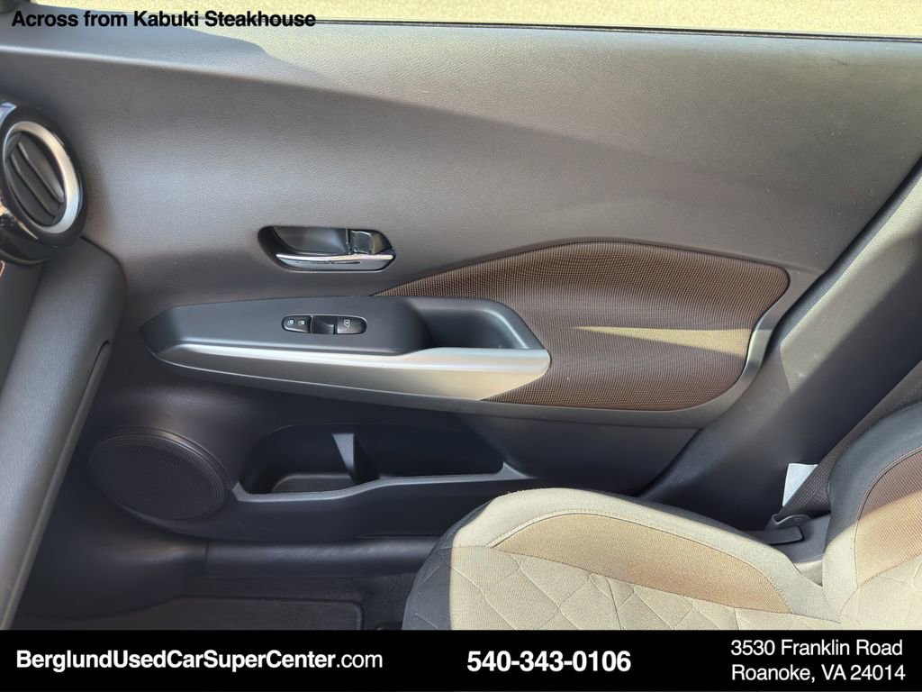 Used 2020 Nissan Kicks SR w/ Exterior Package image 29