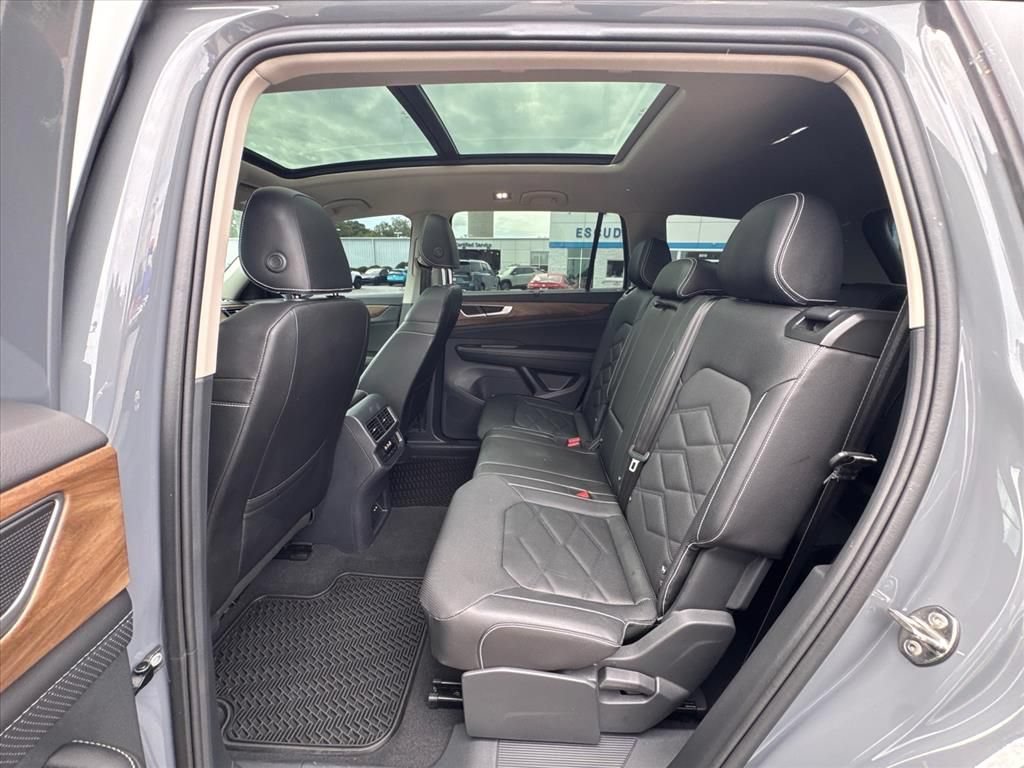 Used 2025 Volkswagen Atlas SE FWD image 12