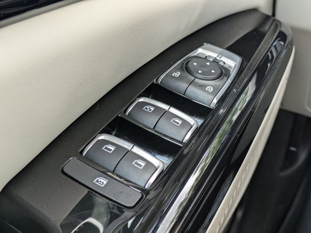 Used 2024 Kia Carnival EX FWD image 25