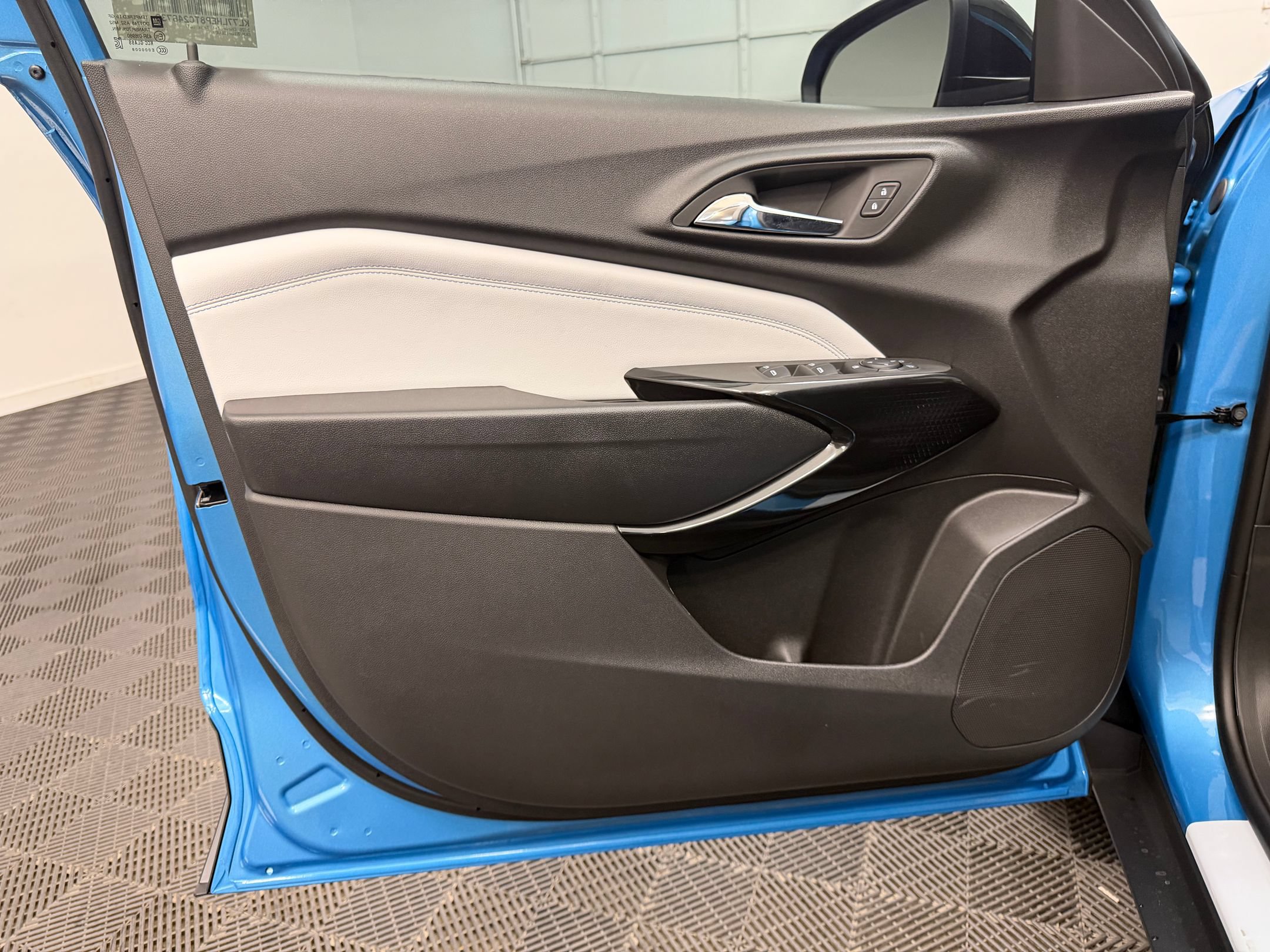 New 2026 Chevrolet Trax LT w/ Midnight Edition FWD image 12
