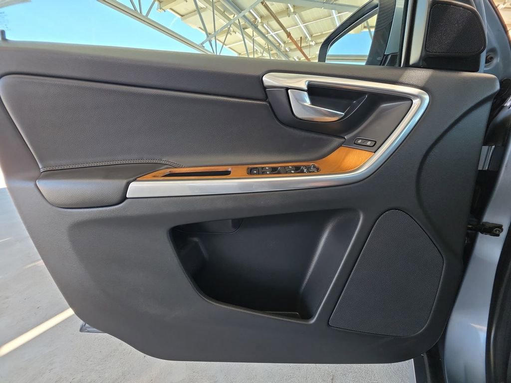 Used 2017 Volvo XC60 T6 Inscription w/ Preferred Option Package image 22