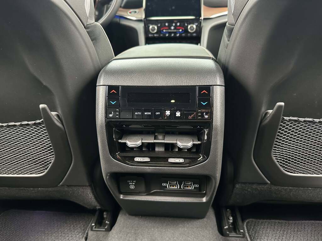 New 2025 Jeep Grand Cherokee Summit w/ Luxury Tech Group V image 20