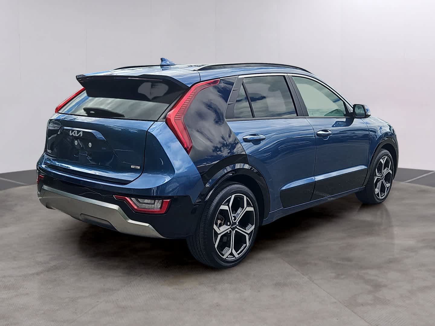 Used 2023 Kia Niro SX Touring FWD image 4