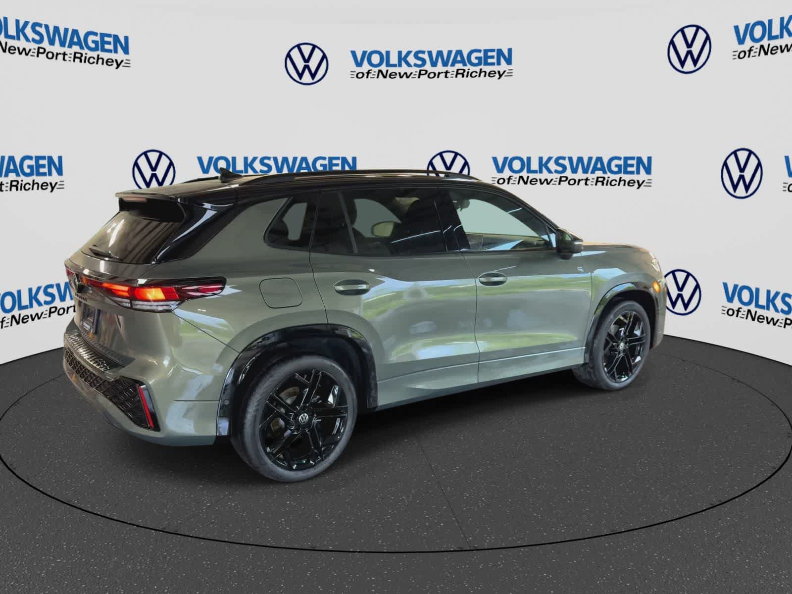 New 2026 Volkswagen Tiguan SE R-Line FWD image 8