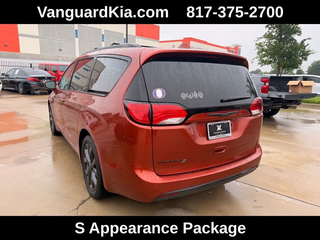 Used 2018 Chrysler Pacifica Touring-L w/ Premium Audio Group image 2