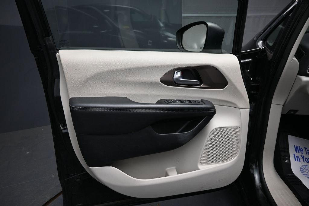 Used 2023 Chrysler Voyager LX FWD image 27