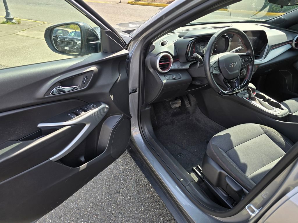 Used 2025 Chevrolet Trax RS w/ Driver Confidence Package FWD image 19