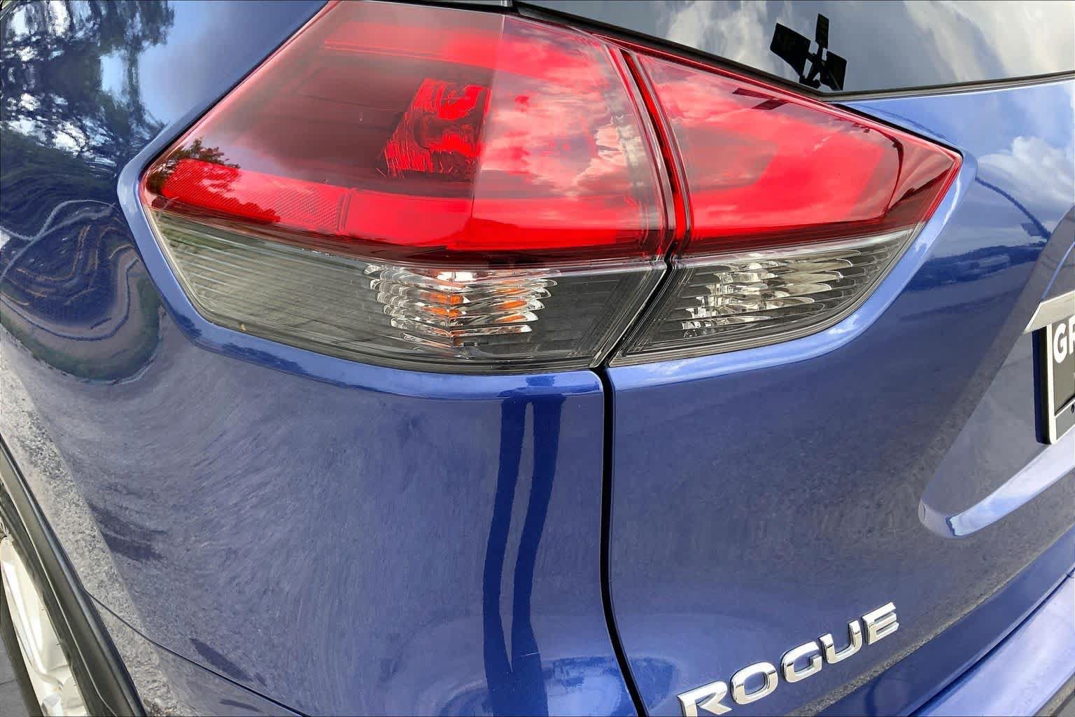 Used 2020 Nissan Rogue SV FWD image 28