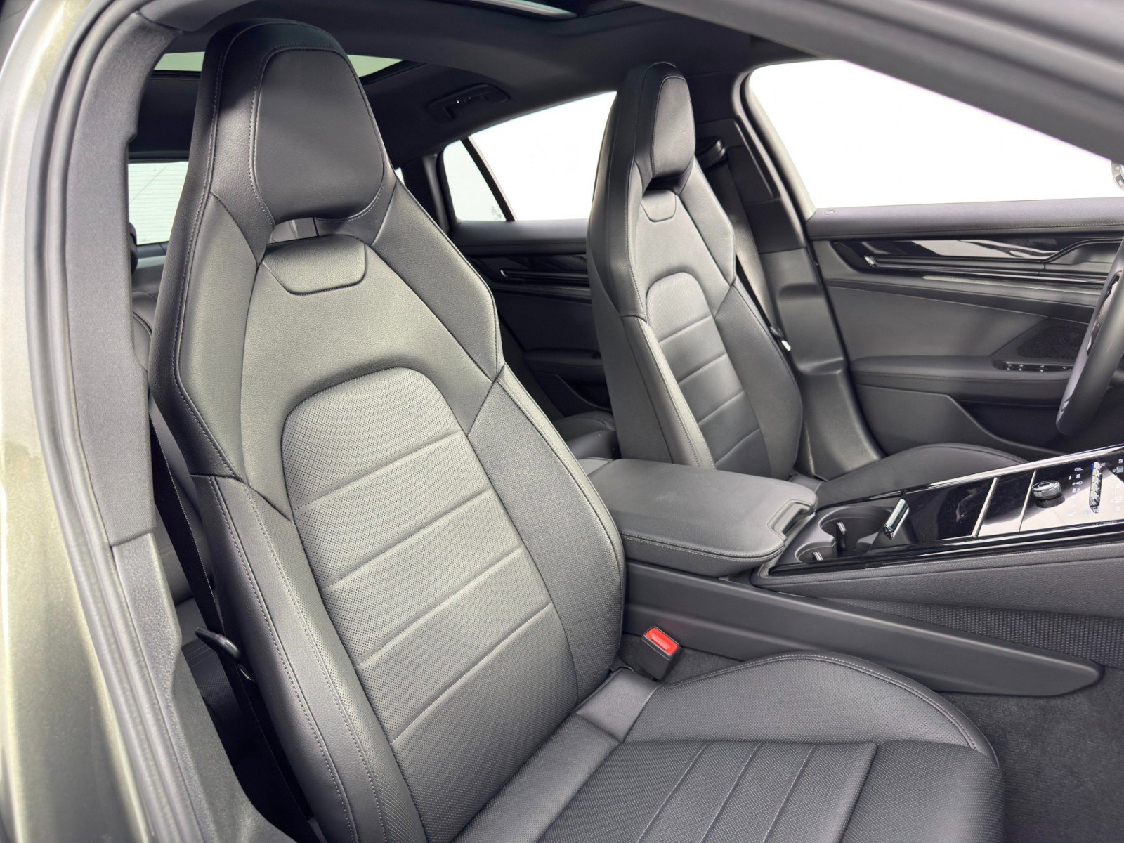 Used 2025 Porsche Panamera w/ Premium Package image 37