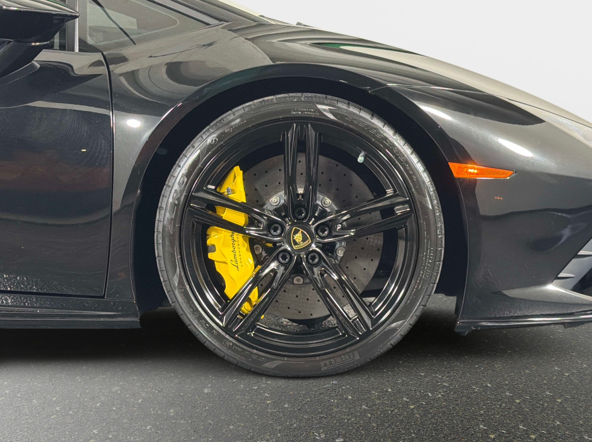 Used 2023 Lamborghini Huracan EVO RWD image 3