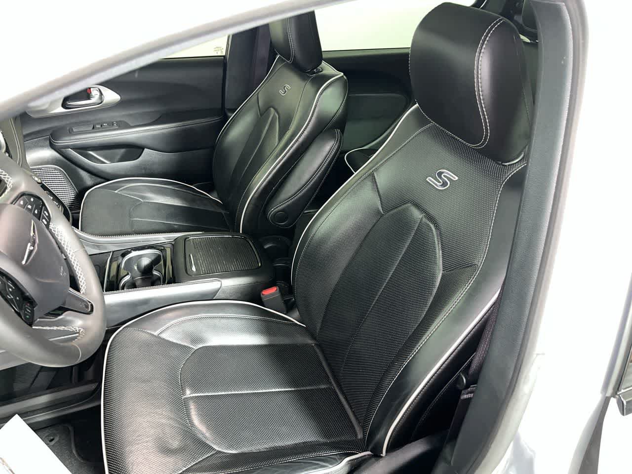 Used 2024 Chrysler Pacifica Premium FWD image 15