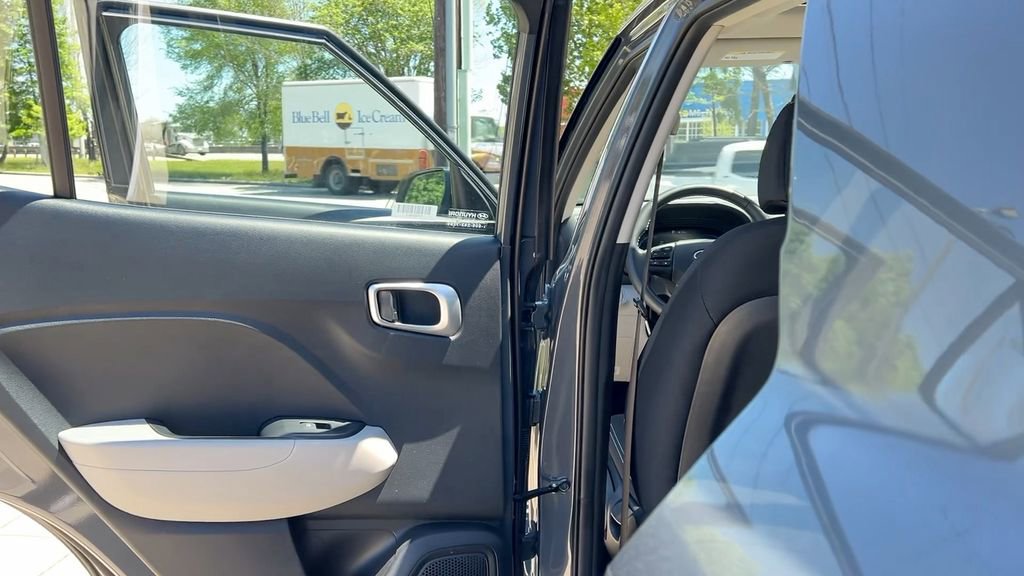Used 2025 Hyundai Venue SEL image 35