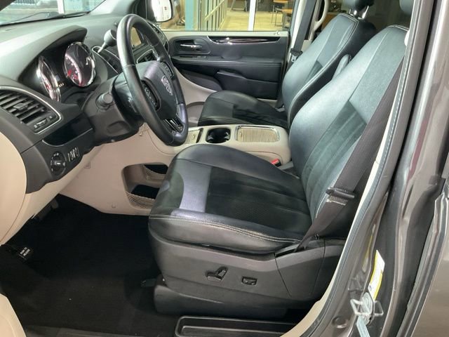 Used 2016 Dodge Grand Caravan SXT image 3
