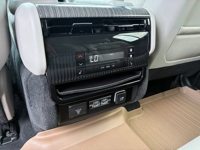 Used 2022 Jeep Wagoneer Series III AWD/4WD image 30
