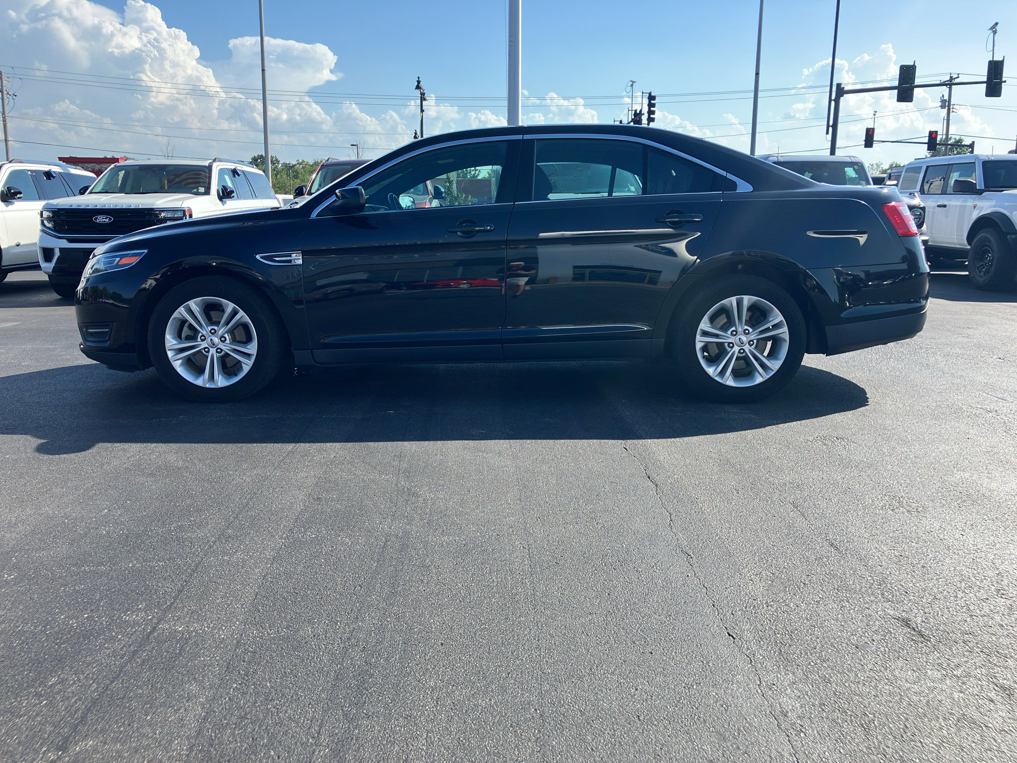 Used 2017 Ford Taurus SEL AWD/4WD image 3