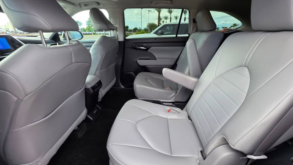 Certified 2024 Toyota Highlander XLE image 20