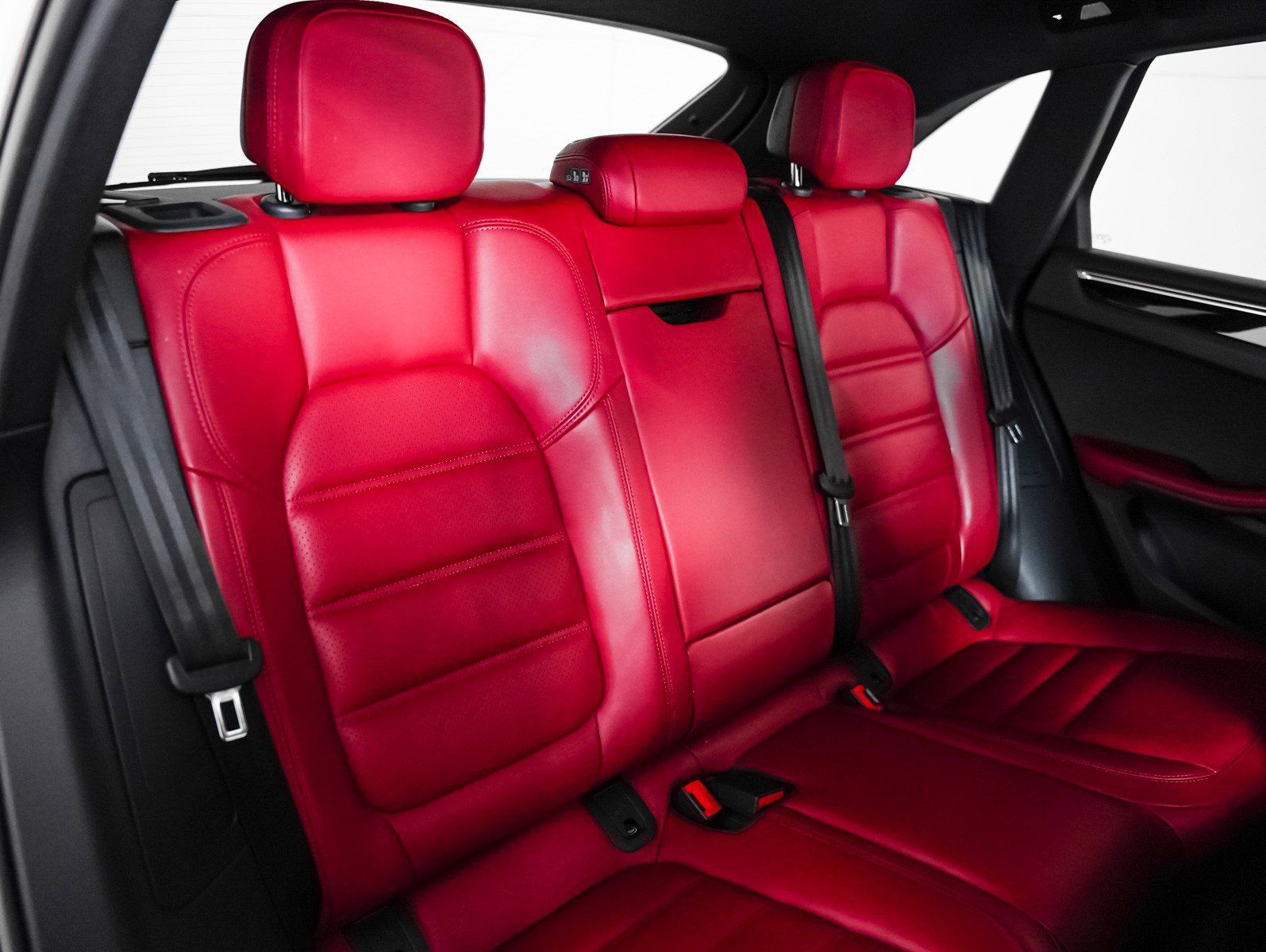 Certified 2024 Porsche Macan image 6