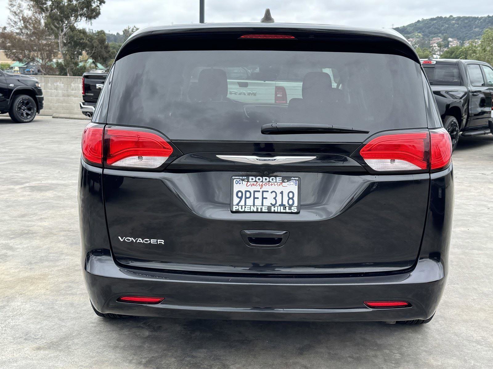 Used 2023 Chrysler Voyager LX image 5