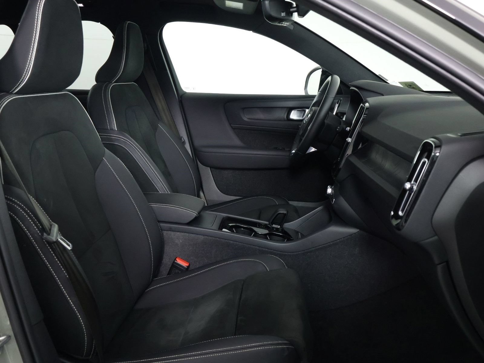 Used 2023 Volvo XC40 Recharge Plus w/ Protection Package Premier AWD/4WD image 27