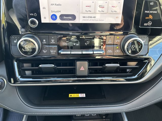 Used 2023 Toyota Highlander XLE AWD/4WD image 21