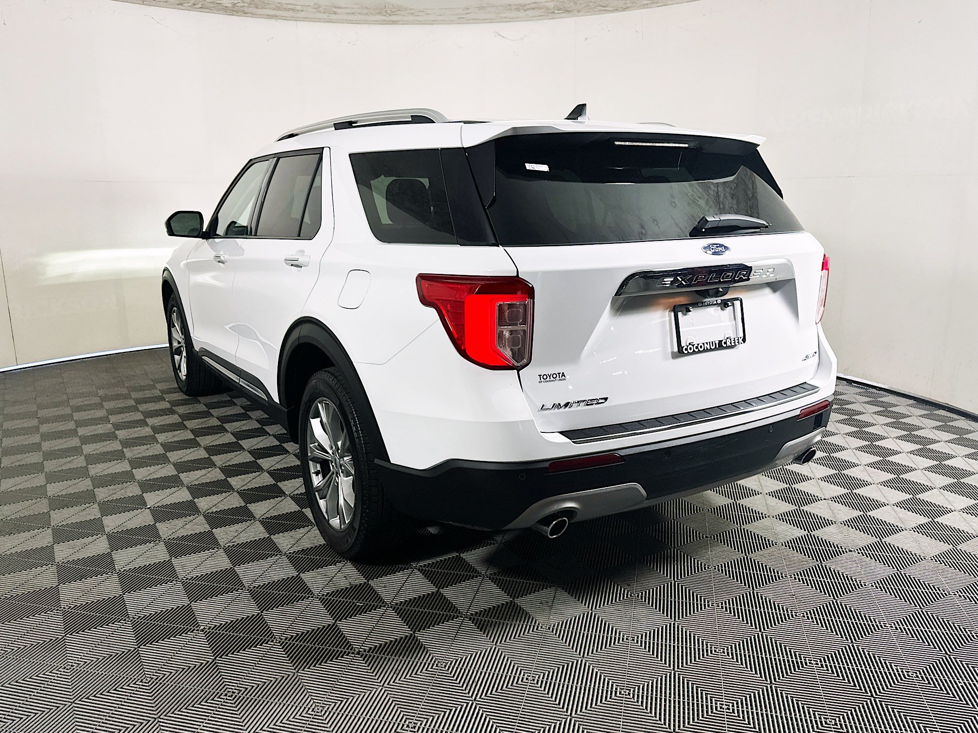 Used 2024 Ford Explorer Limited AWD/4WD image 5
