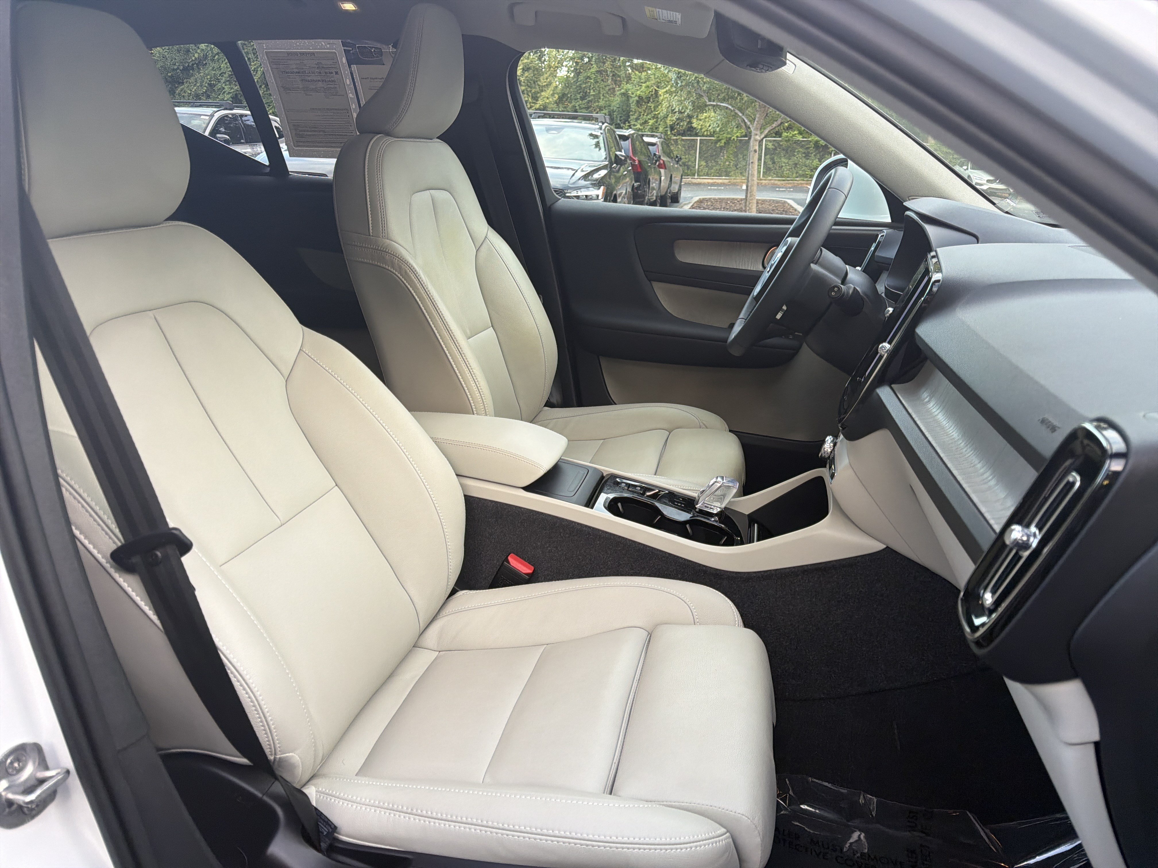 Certified 2024 Volvo XC40 B5 Plus AWD/4WD image 35