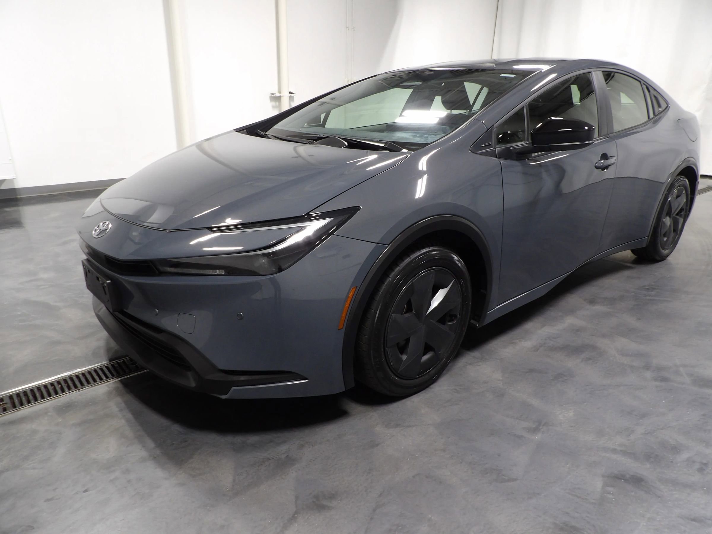 Used 2025 Toyota Prius LE image 4