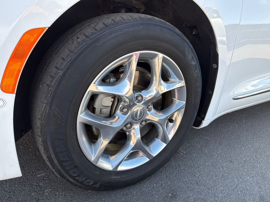 Used 2017 Chrysler Pacifica Limited image 11