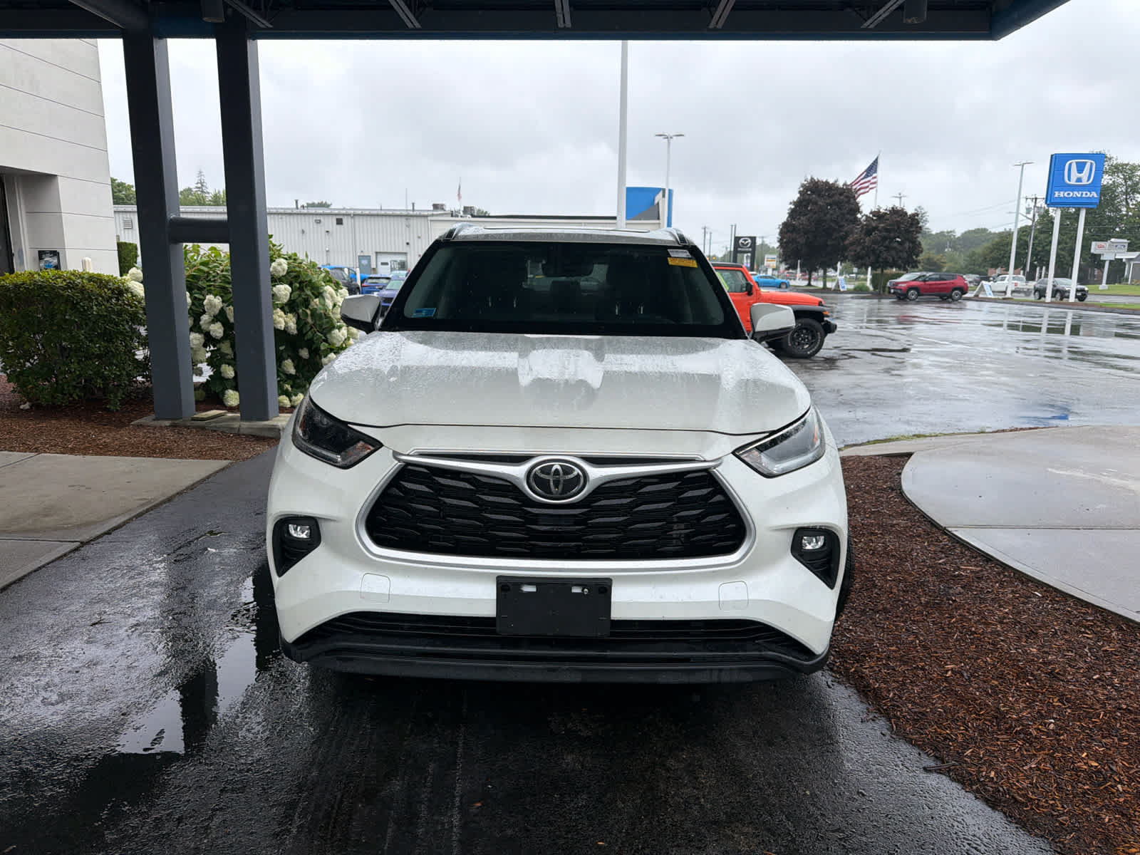 Used 2021 Toyota Highlander XLE AWD/4WD image 5