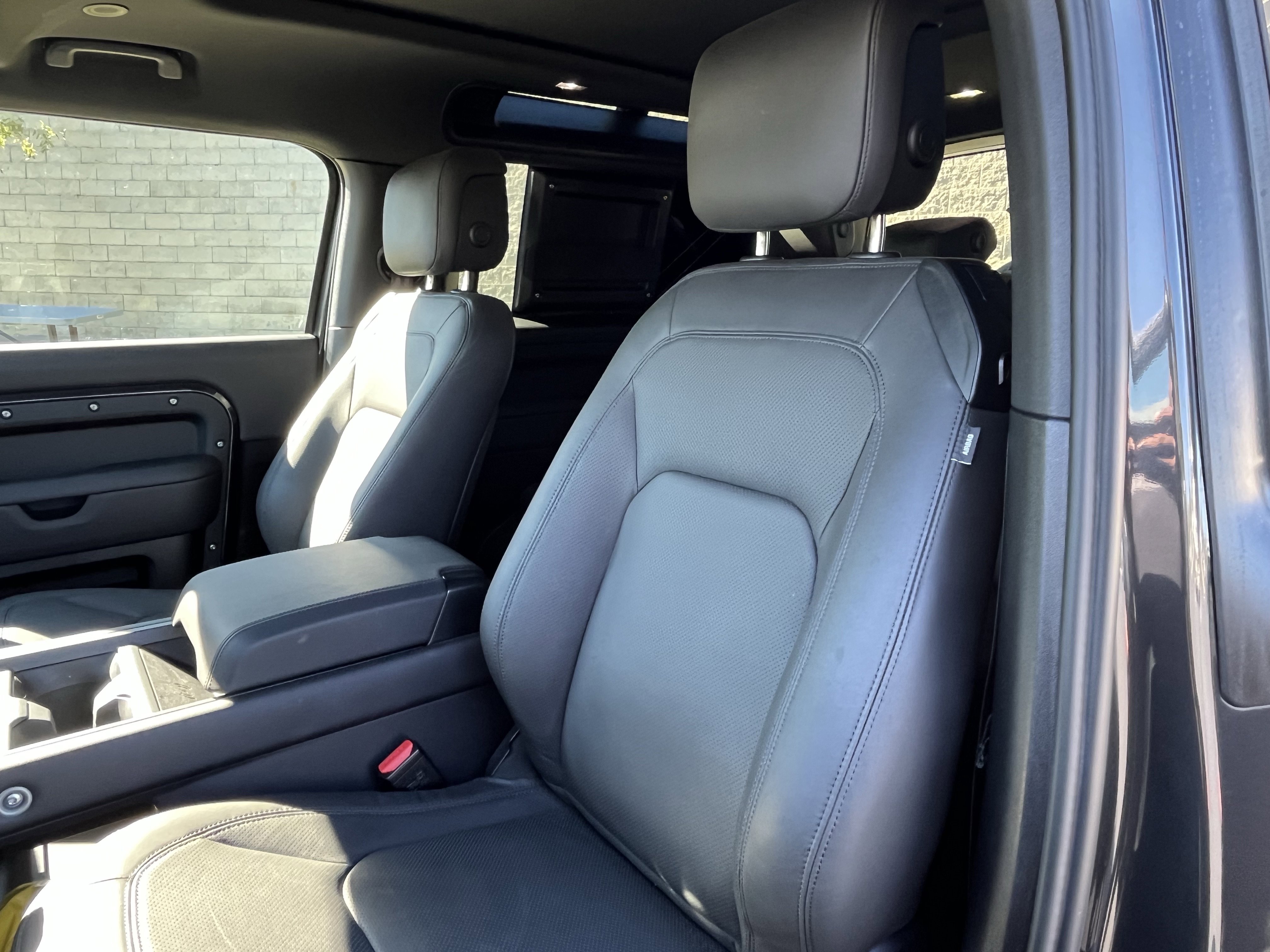 Used 2025 Land Rover Defender 90 X-Dynamic SE image 16