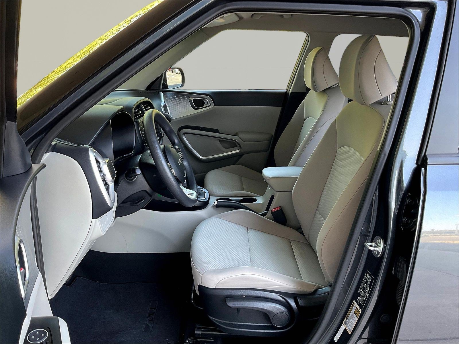 Used 2025 Kia Soul LX w/ LX Technology Package FWD image 18