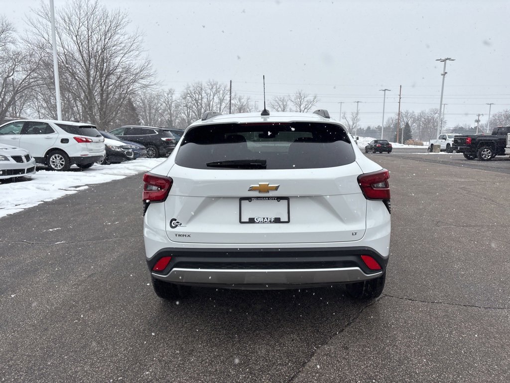 Used 2025 Chevrolet Trax LT w/ LT Convenience Package image 5